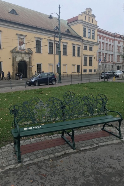 papieska ławeczka przy franciszkańskiej w krakowie